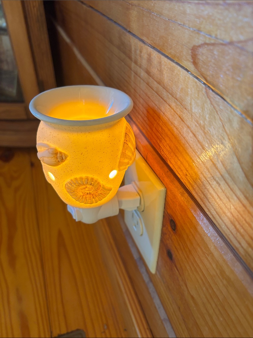 Scentsy Seashell Ceramic Plug-In Warmer in Cream